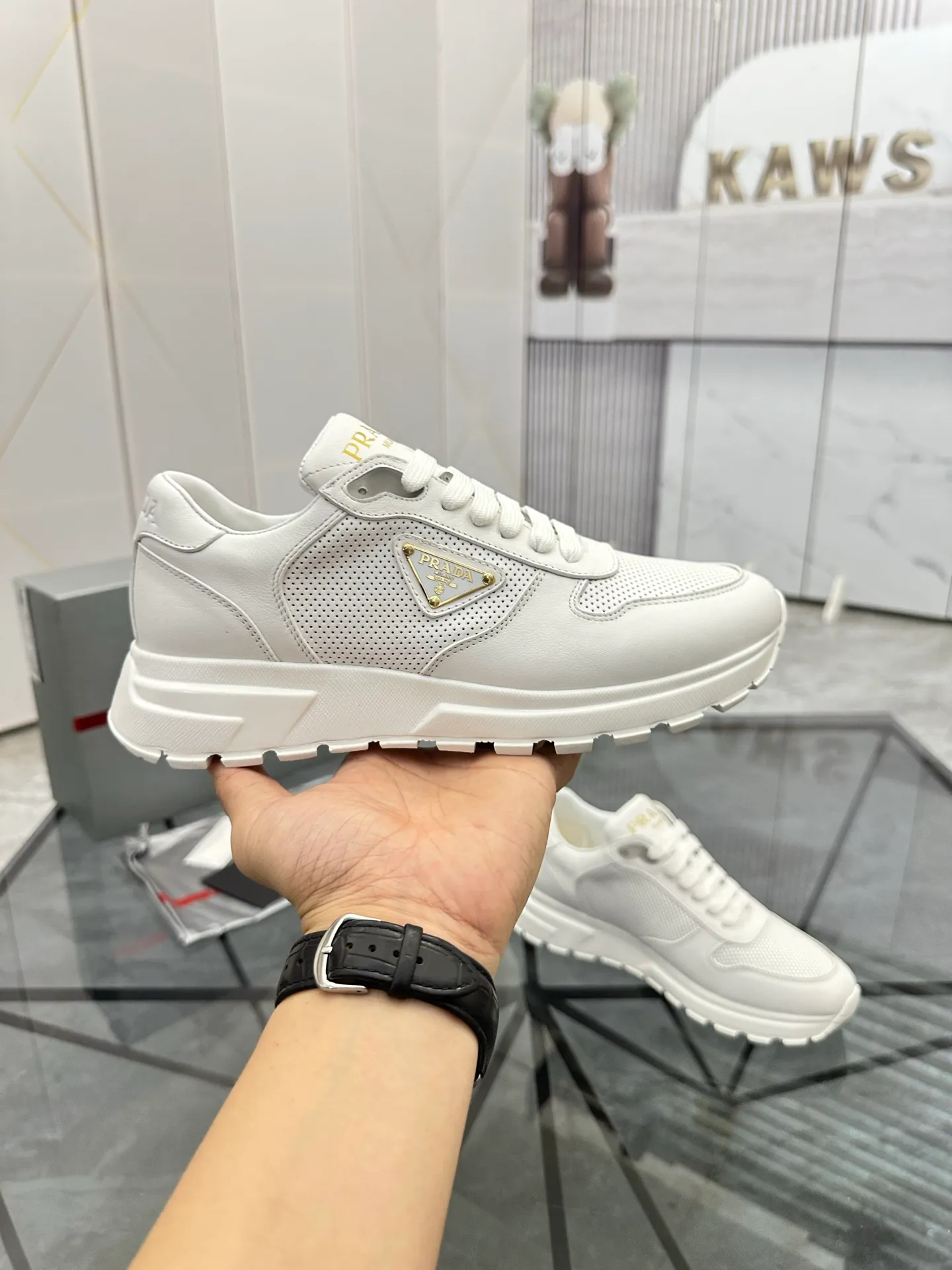 Men's shoes: 💰P580¥ High-end top quality Product trademark: Prada *"Prada*" low-top casual shoes Regular size: 38-45 (can be customized to 46) Product materials: imported first-layer cowhide for the upper, cowhide lining, cowhide feet, original outsole. Number: 832